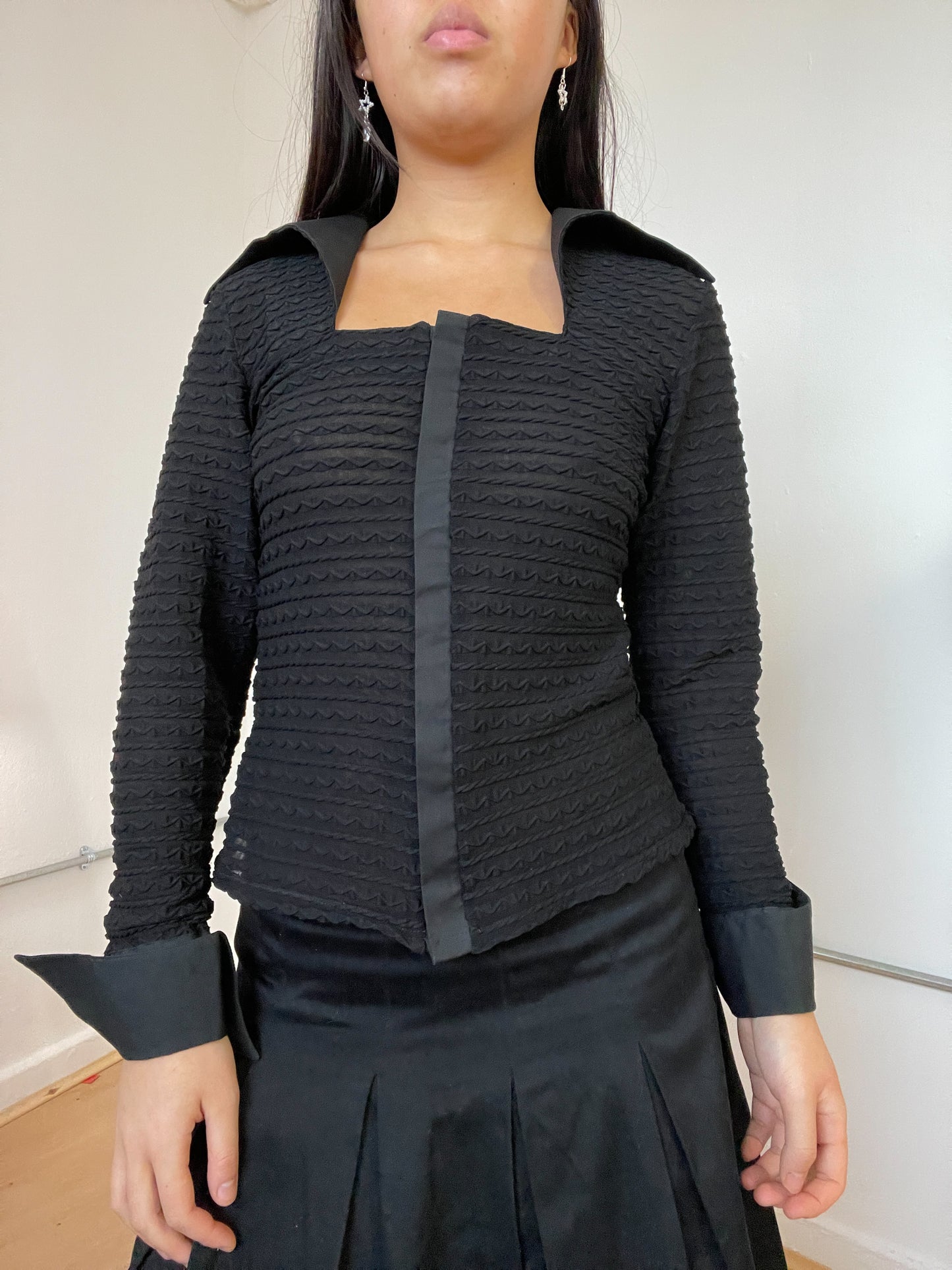 Black shirt long sleeve top