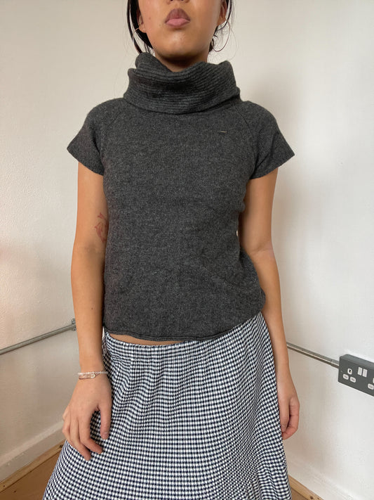 Grey knit short sleeve top
