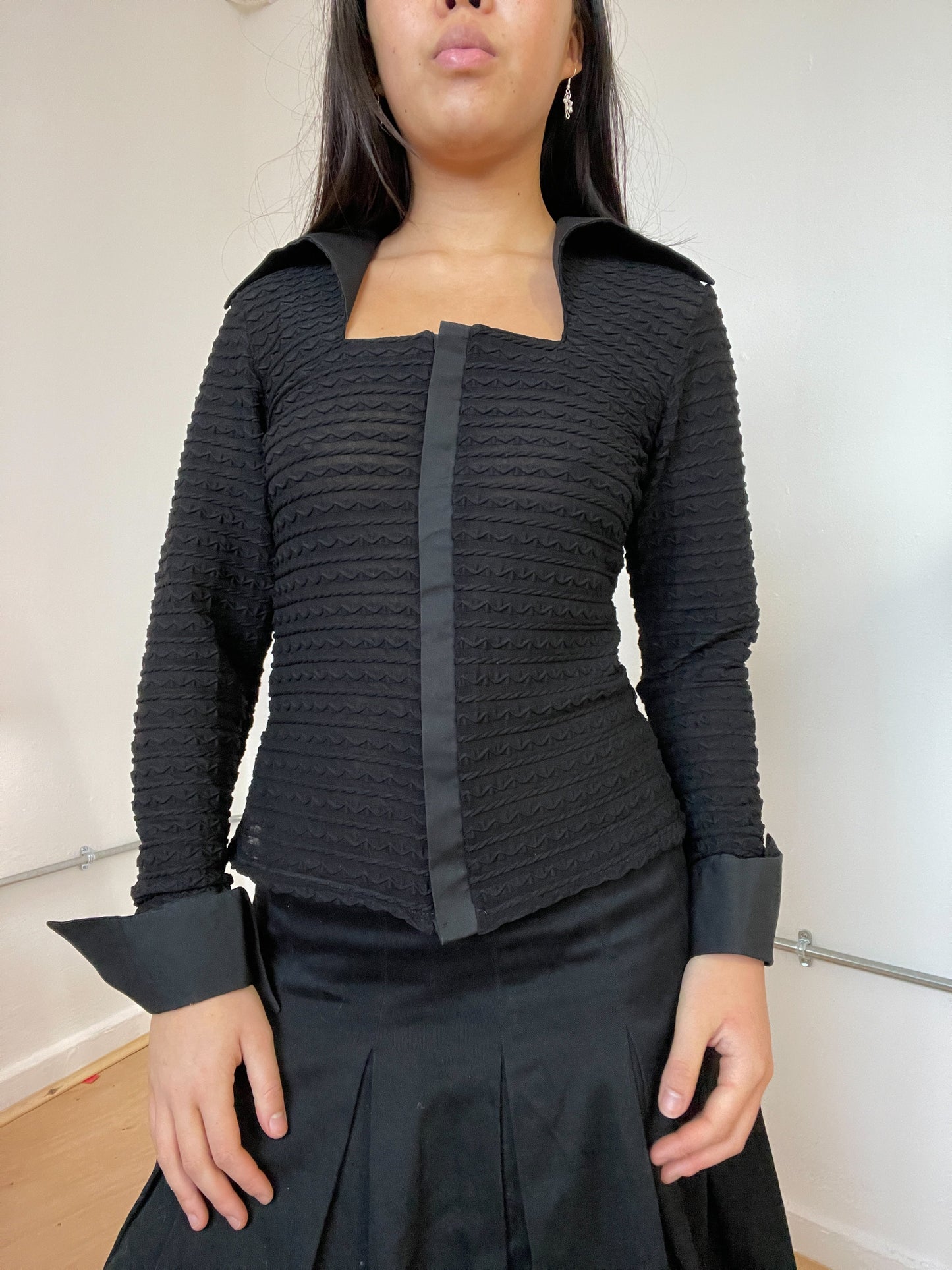 Black shirt long sleeve top